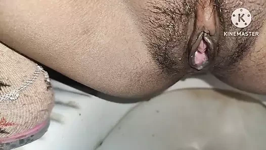 Banyoda işiyor ve yatak odasında romantizm