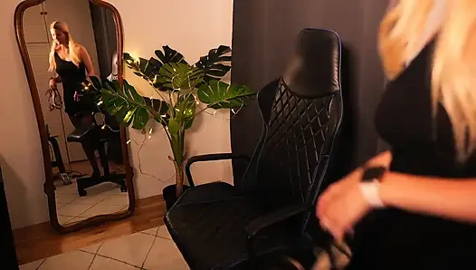 Onu ve poposunu dövüyor