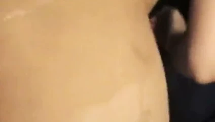 onun sırtına geldi