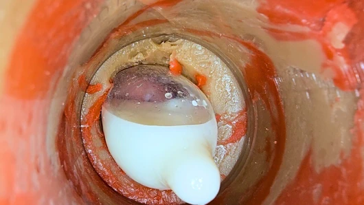 Derin amcığın 4k içindeki kamera sıkışmış prezervatifle büyük bir boşalma kaydediyor