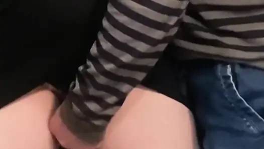 Geil perv vingerend meisje onder jurk
