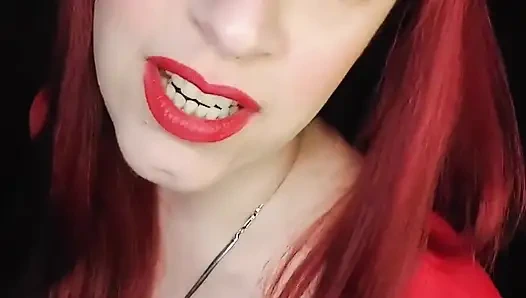 Feminize Etmiş Cuckold ve Ben Bir Gece Kulübünde Penislere Bakıyorum!!