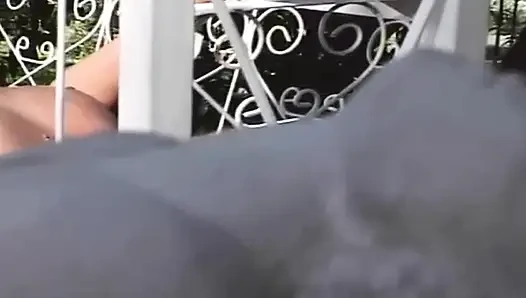 Azgın olgun hatunlar açık havada üçlü seks çılgınlığında yarak yutuyor