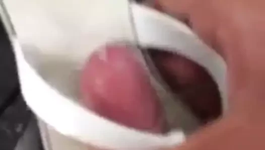 Soyunma odasında 2 garip bir ayakkabı üzerinde Cum