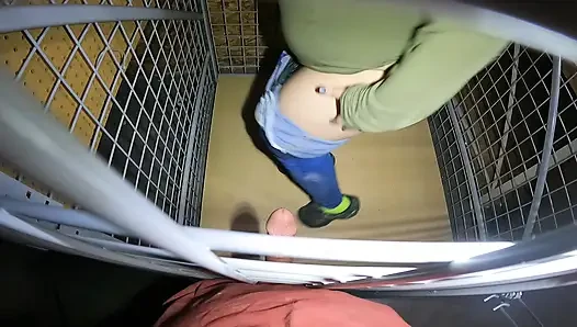 Kafese sıkışan genç Asyalı biri kurtarıldı ve onun yerine sikildim