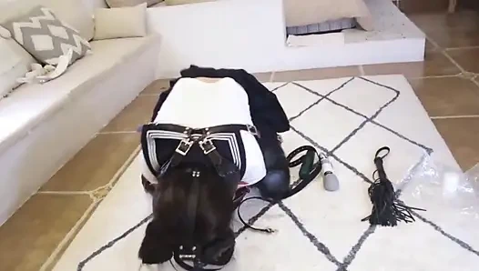 Jk kıyafetleriyle giyinmiş kısıtlanıyor ve kırbaçlanıyor