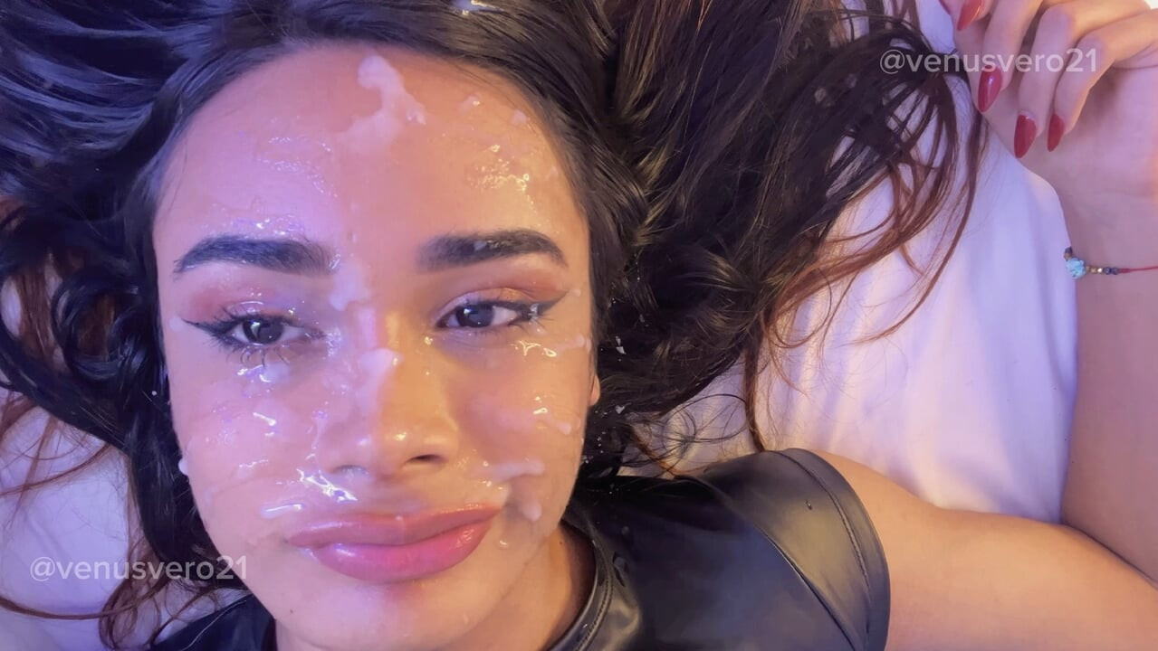 Ateşli trans kız venusvero21 büyük kendi kendine yüze boşalma