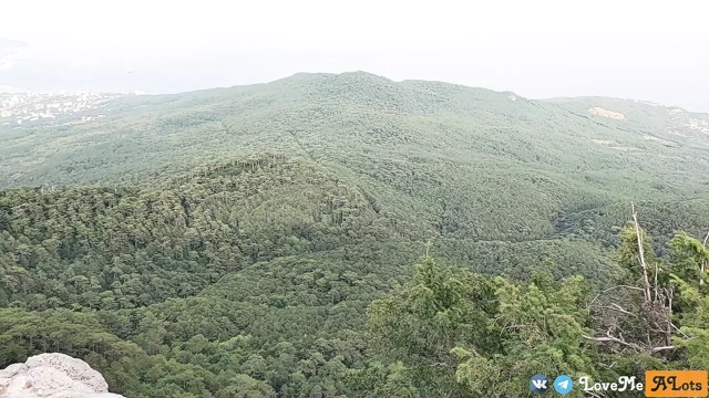 Üvey erkek kardeş ve üvey kız kardeşinin bakış açısı yaşam tarzı. Bir dağın tepesinde halka açık yerde parlayan memeler