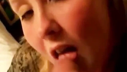 Tombul sürtük ağzına boşalıyor