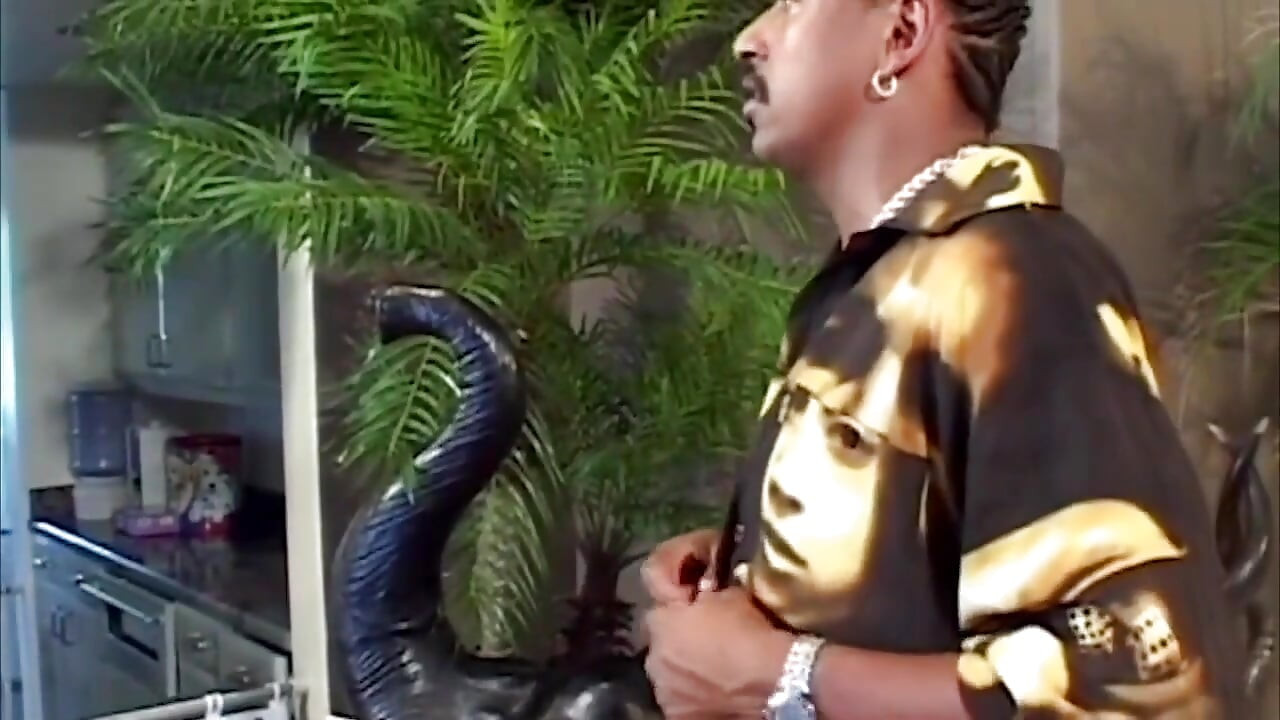Yağlanmış kalın zenci orta yaşlı seksi kadın vahşice büyük siyah yarağa biniyor