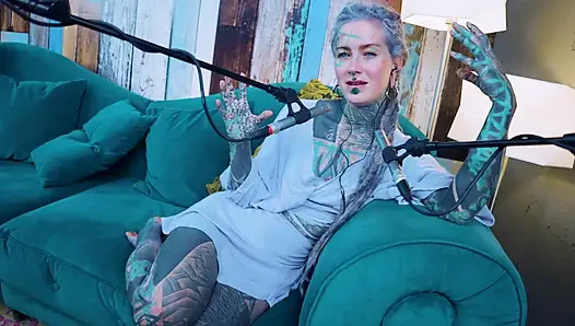 F hakkında konuşuyorum - korku - asmr podcast sfw konuşuyor gotik sıska kız dreadlocks dövmeli model dövmeli kız