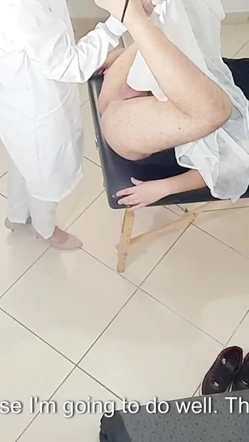 Ключевой момент из "Врач, который проводит осмотр простаты в конечном итоге, вставляя страпон в заднице пациента".