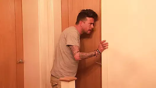 Üvey kız kardeşim bir sürtük, her zaman ona döl vermek zorundayım!