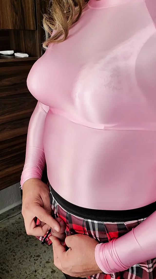 Seksi pembe licra üst ve kız öğrenci etek