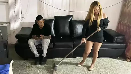 Seks için çaresiz, sarışın üvey kız kardeş üvey erkek kardeşini oturma odasında sert sikiyor