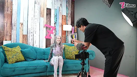 Alt pornstar röportaj yapıyor ve tutkuyla sikiliyor