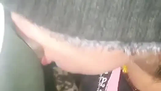 Karım tatmin edici bir sakso çekiyor