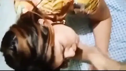 İtfaiyeci Polemika Redhead, Alman dövme sanatçısına kadının yangını nasıl söndürüleceğini gösteriyor