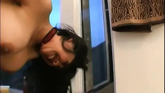 Японский тинка занимается жестким сексом со своим европейским бойфрендом