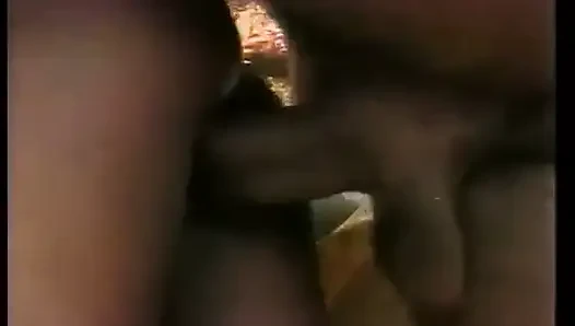 Genç zenci erkek delisi çikolata dev bacaklı delikanlı Mr. 18 Inch ile daha iyi tanımak için mutlu