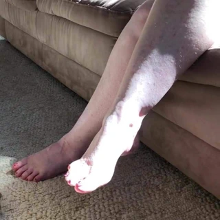 Kayınvalidenin seksi ayakları güneşte