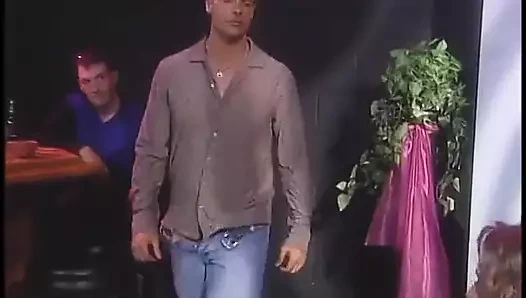 Güzel sıkı memeli ateşli esmer güzel amcığını yalatıyor ve sikiyor