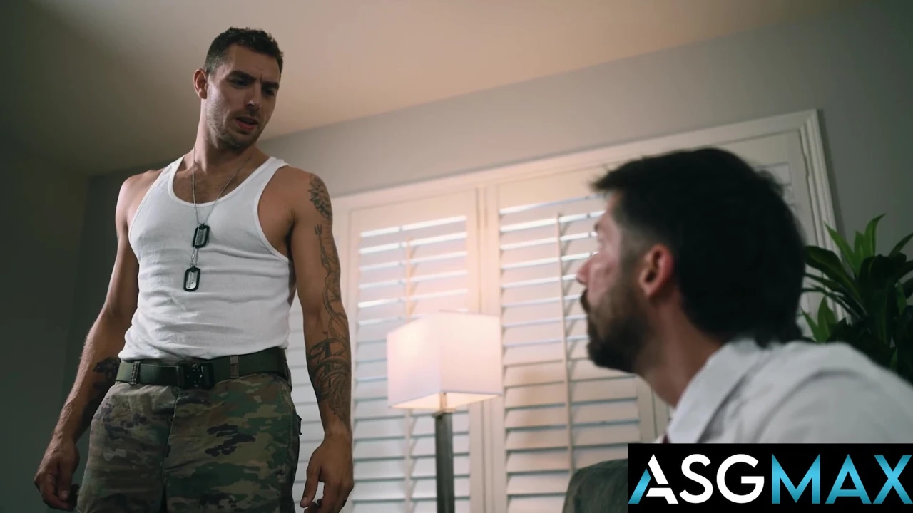 Carter Woods folla al soldado en porno gay de uniformes