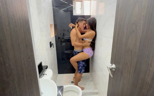 Я даю моей индийской сводной сестре хороший трах с моим огромным членом в обмен на помощь ей с уборкой