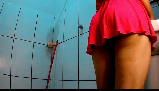 Yaramaz baldız bu kısa etekle banyoya girdi ve sikildi