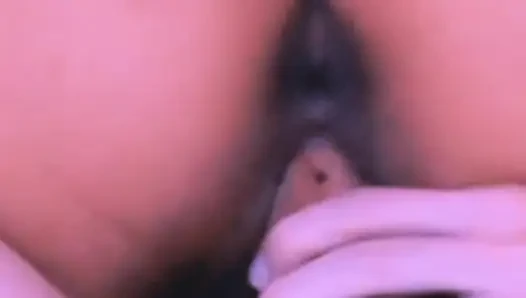 Sekreter üvey oğlunu kapıda karşılıyor ve ona biniyor