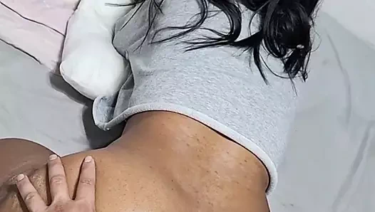 Hintli bir kadın başına gelebilecek en iyi şey, itaatkar sürtükler ve istediğin zaman götlerini veriyor