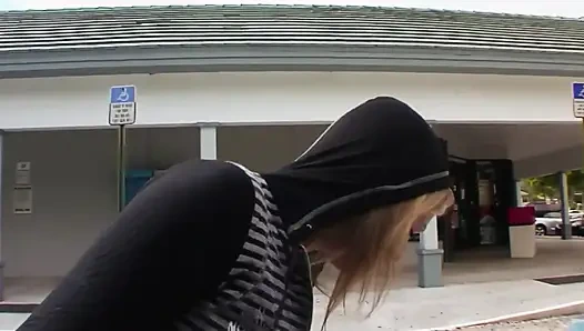 Sarışın döle aç sürtük sıkı amında sert sikişiyor ve yüzüne ateşli bir boşalma