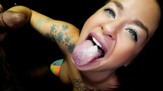 Büyük tittied milf gets boşalmak içinde ona ağız at the gloryhole