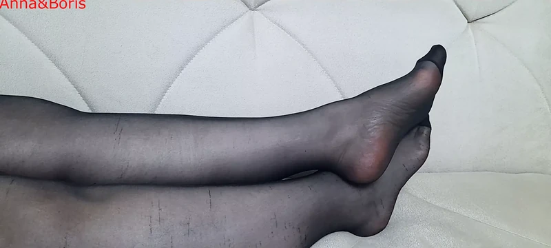 Başka bir açıdan, Anna'nın siyah külotlu çorabı, bacakları ve ayakları.