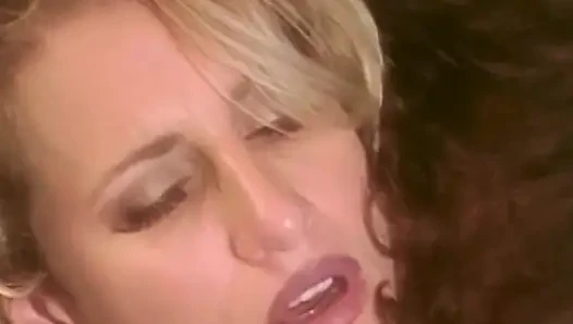 Matilde'nin güzel bir penisle sikişmek için mükemmel kıçası