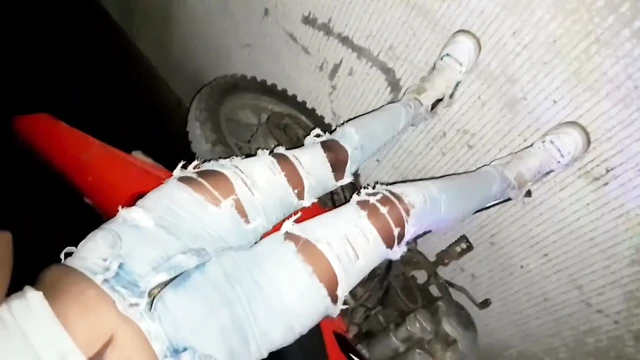 Kocamın En Iyi Arkadaşı Beni Dört Ayak Üzerine Koydu, Sert Siktir Ve ağzıma Boşaldı