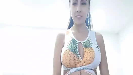 Busty kolej bebek şeritler ve sikikleri ona kedi