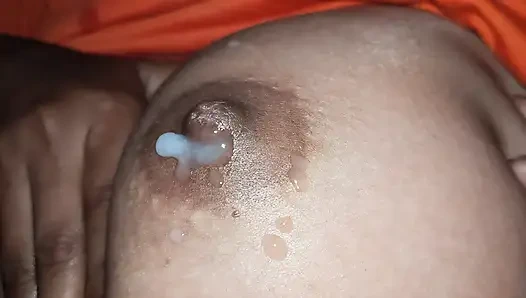 Hintli kadının büyük doğal göğüsleriyle sabah seksi