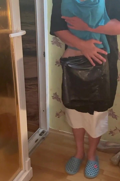 Boşalana kadar travestiyi taşımak ve mastürbasyon yapıyor