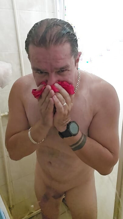 Banyo yapıp penisimle oynuyorum