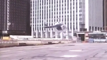 Takım elbiseli yaşlı sakallı adam helikoptere biniyor.