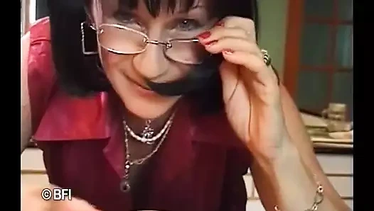 Edepsiz ninemle dildo eğlencesi