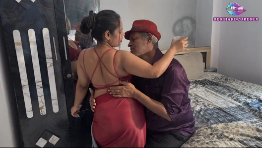 Hizmetçi de sahibiyle cinsel ilişki yaşadı ve sonunda onu soydıktan sonra kaçtı.