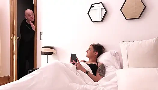 Orta yaşlı seksi kadın kısa saçlı ve dövmeli sert sikiliyor 6666 2