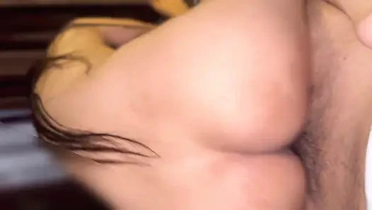 Hintli zengin evin azgın kadını amını zomatto oğlana siktiriyor