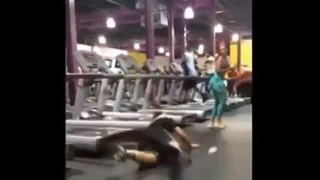 Spor salonunda sıcak bir pawg için komik koşu bandı başarısız