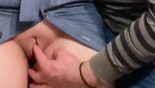 Edepsiz hobi! Yaşlı adam herkesin içinde mükemmel amcığını parmaklıyor