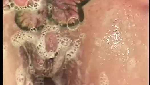 Amında kelebek dövmeli kaltak sikiliyor ve sonra döl tadıyor