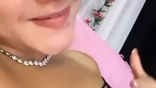 Beni nerede öpmek istiyorsun? Göğüslerimde mi yoksa götümde mi?