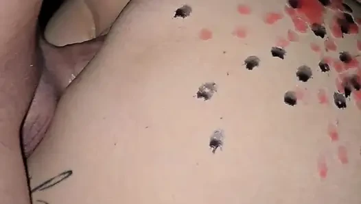 Götüme ağda damlatıyor ve sonra beni serinletmek için amcığıma boşalıyor!